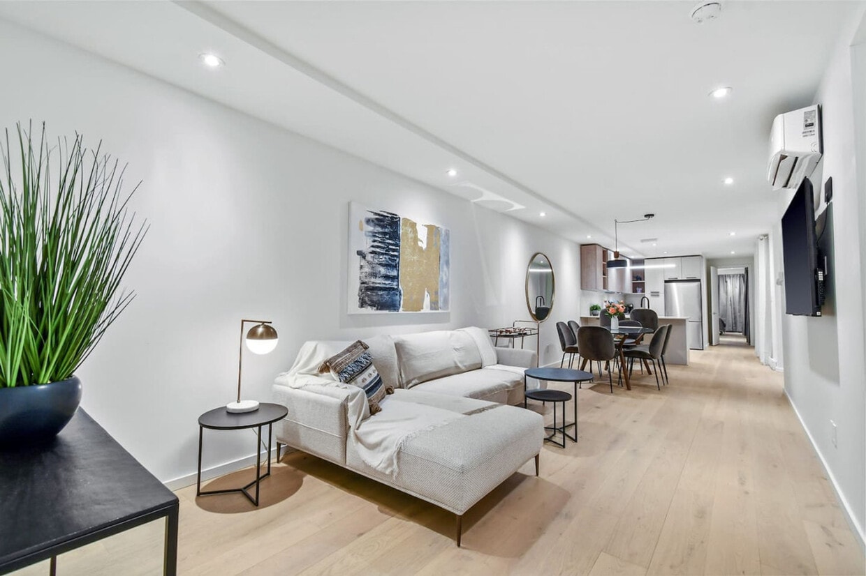 Primary Photo - 1285 Rue Rachel E