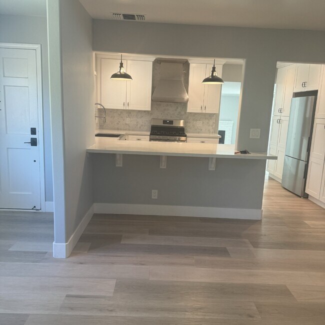 Building Photo - Remodeled top to bottom