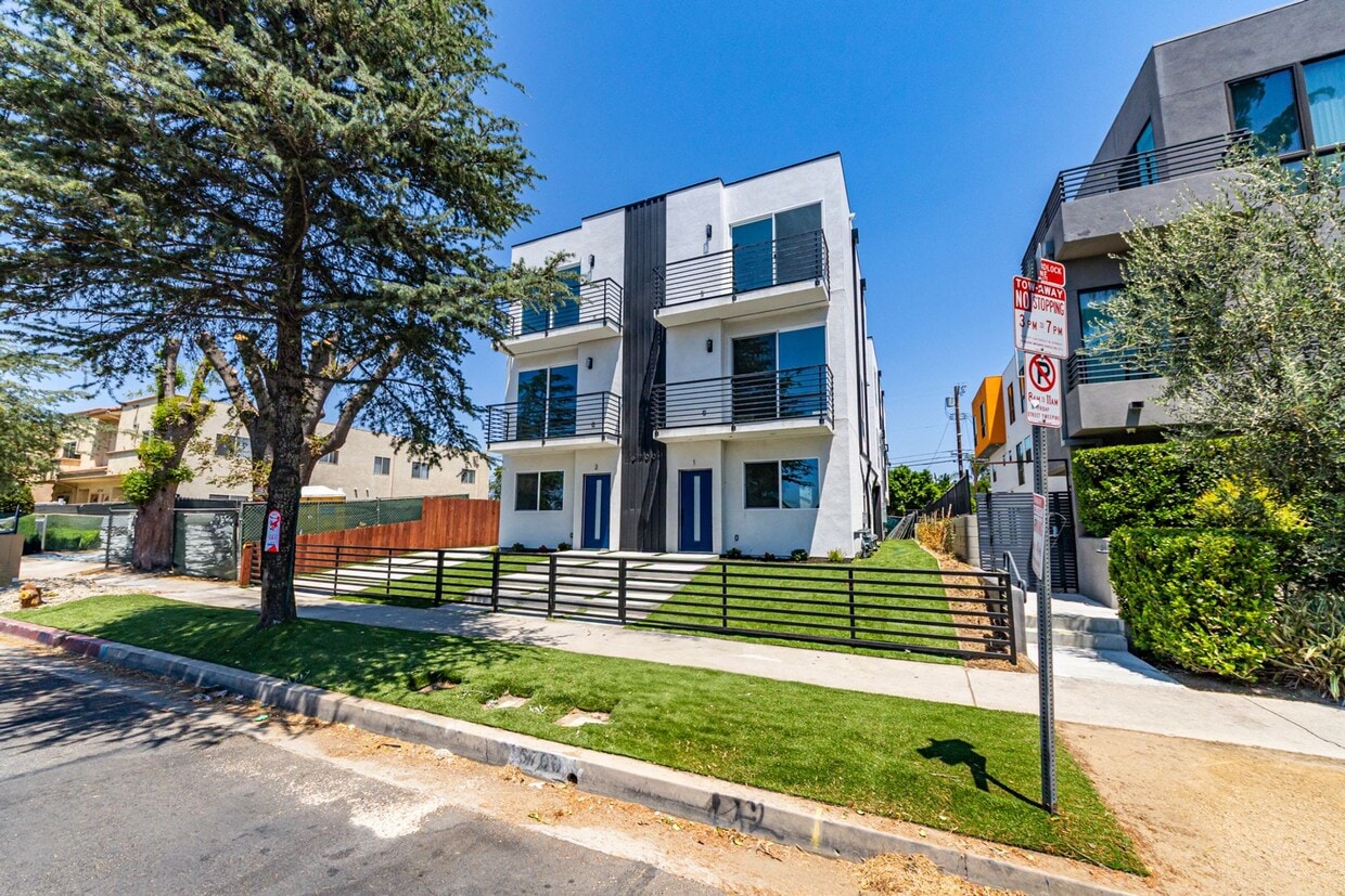 Foto principal - Sleek and spacious 4-bedroom, 4.5-bathroom...