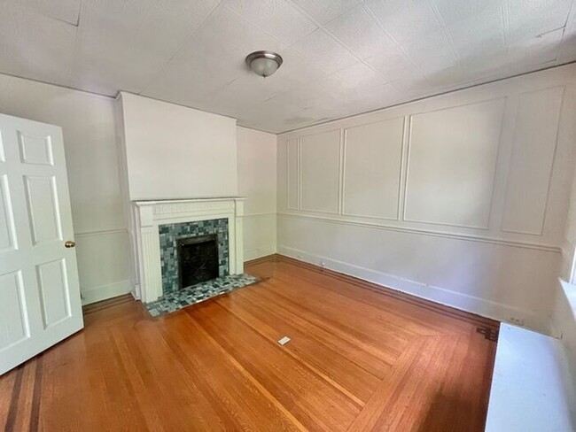 Building Photo - Charming 3 Bed unit on Tree-Lined Bishop S...