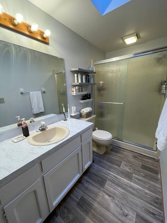 Building Photo - Lovely 3 Bedroom Home with Spacious Den! P...