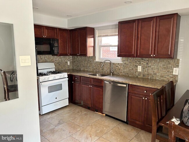 Building Photo - 1950 Goodnaw St