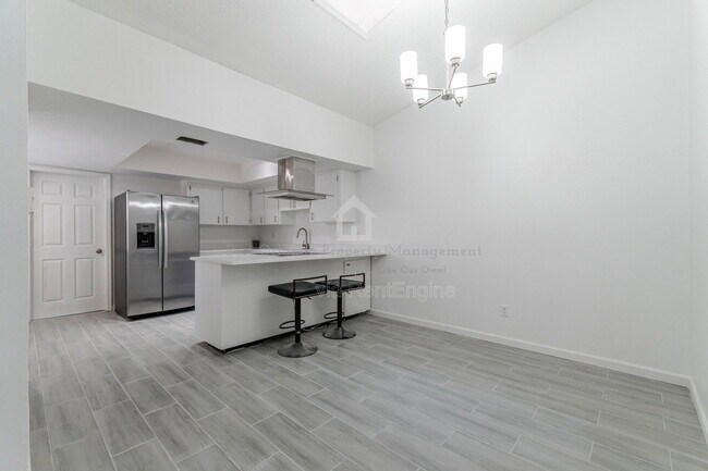 Foto del edificio - 911 Robinhood Ct