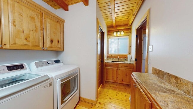 Building Photo - Cabin in Cedar Highlands