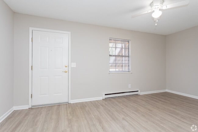 1 BR, 1BA - 576sf - Living Room - Summer Green Apartments