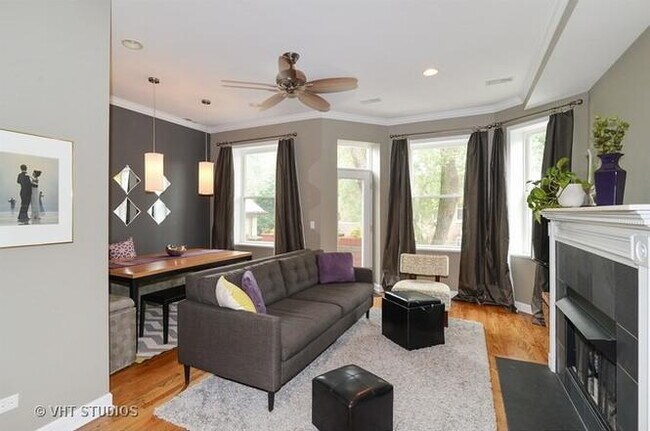 Foto del edificio - 2-Bed, 2-Bath Urban Retreat with Fireplace & Hardwood Floors