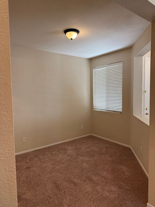 Building Photo - NICE SINGLE STORY HOME NEAR PARK AND SCHOOLS!