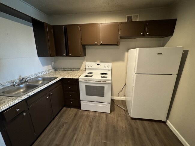 Building Photo - 2 Bedroom and 1 bathroom ready to move in