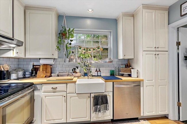 Building Photo - Live in highly desired San Marco