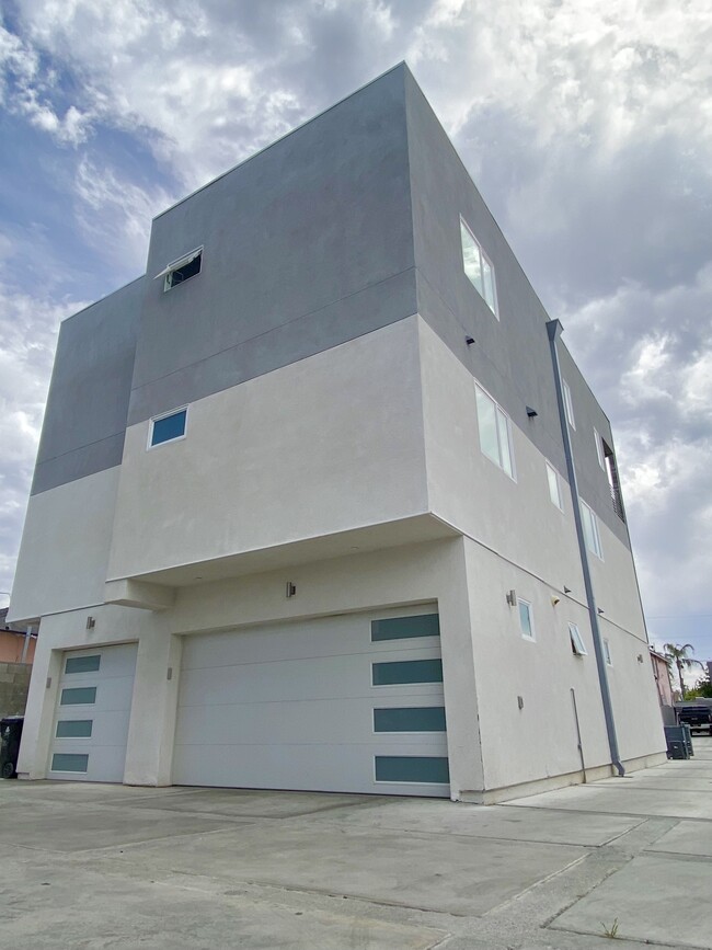Building Photo - 1863 S Curson Ave