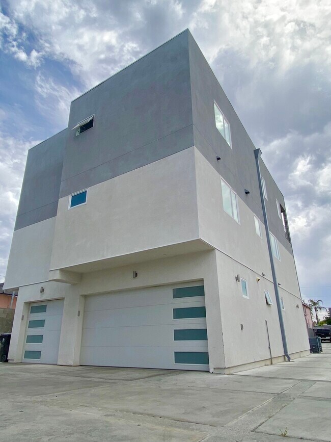 Foto del edificio - 1863 S Curson Ave