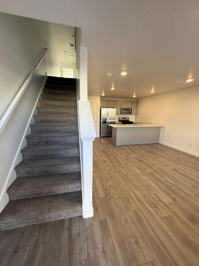 Building Photo - Charming Townhome in Provo, UT  $500 gift card if rented before Valentines day