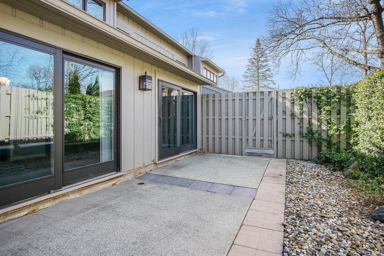 Primary Photo - 505 Vistula Terrace W