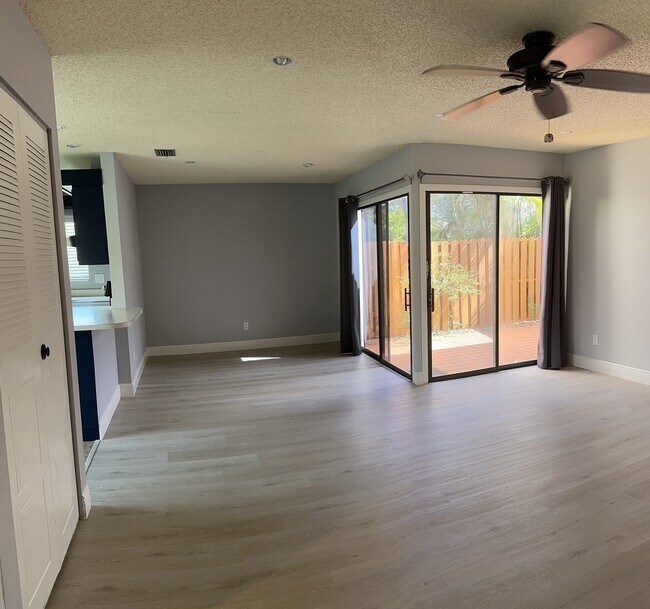 Living/Dining/Patio - 1426 Park Shore Cir