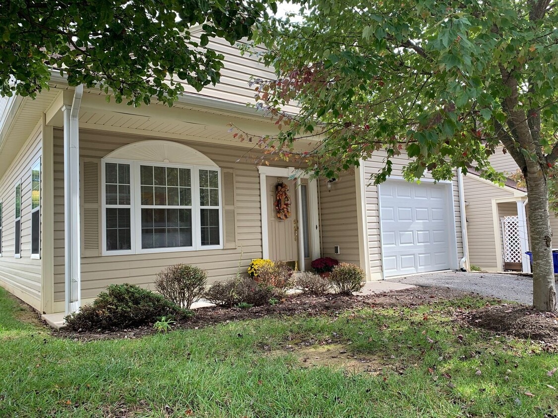 Primary Photo - 3 Bedroom, 2 Bath Townhouse End Unit with ...