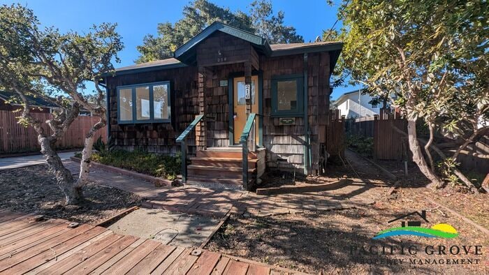 Foto principal - Warm & Welcoming 3-Bed Cottage with Character on 17-Mile Drive