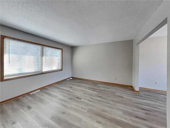 Foto del edificio - 11051 Quebec Ave N