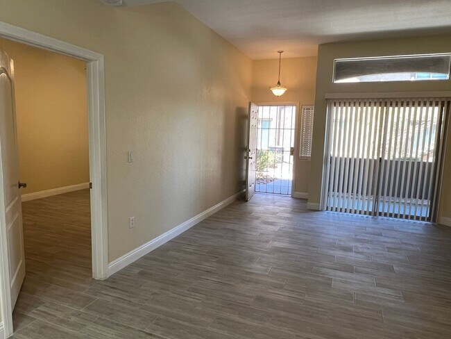 Foto del edificio - Gorgeous 3 Bedroom, 2 Bath in Silverado Ranch