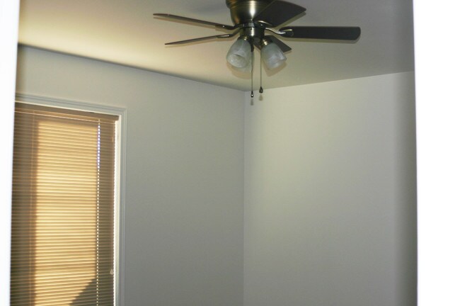 Foto del edificio - 631 Oakmont Rd
