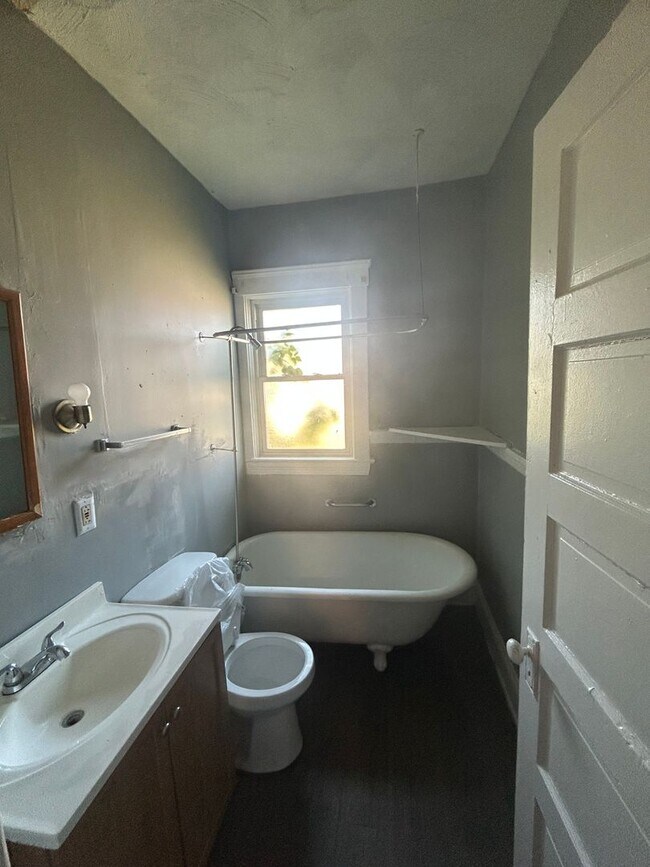 Building Photo - 10512 Greenlawn Ave