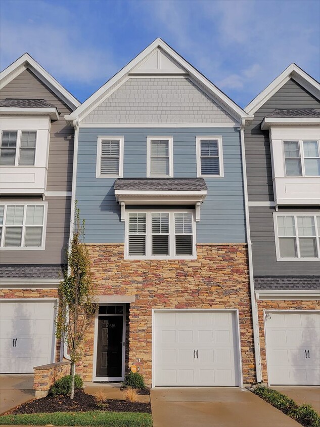 Primary Photo - Stunning 4 bedroom 3.5 bath townhome locat...