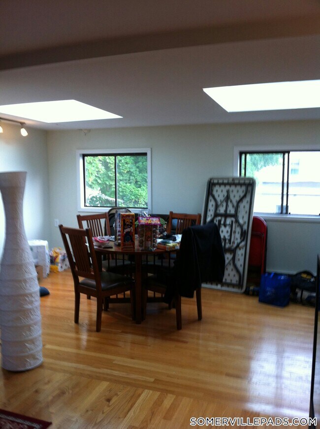 Building Photo - 10 Evergreen Ave