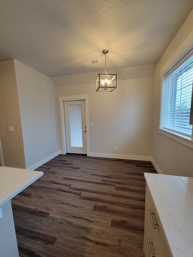 Building Photo - 702 E 6th St