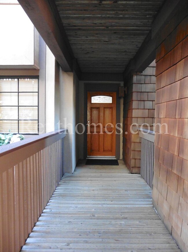 Building Photo - La Jolla, 8860 Villa La Jolla Dr #203 - Gr...