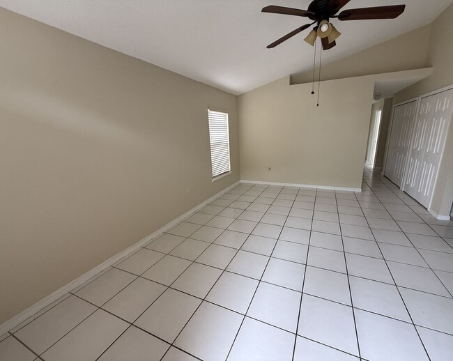 Building Photo - EAST ORLANDO: 3 bed/2 bath, 2 Car Garage A...
