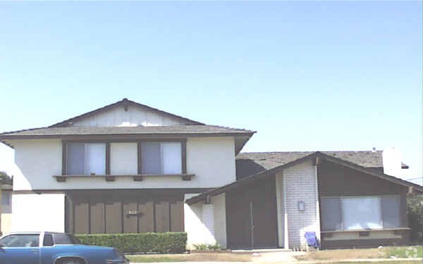 Building Photo - 511 J Ct