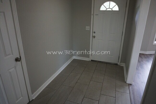 Building Photo - 4747 Crescent Dr
