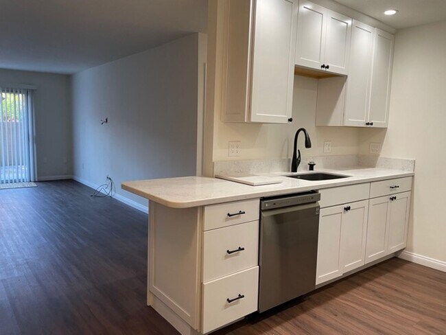 Foto del edificio - 6600 Warner Ave