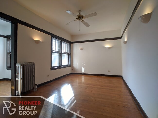 Building Photo - 816 W Waveland Ave