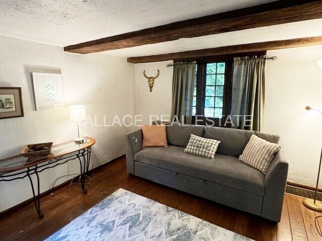 Foto del edificio - COZY 1 BEDROOM FULLY FURNISHED COTTAGE IN ...