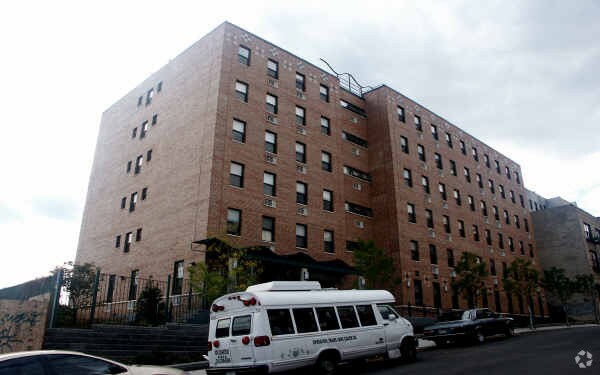 Foto principal - Geel East 162nd Street
