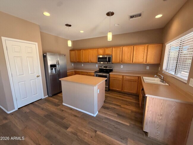 Foto del edificio - 9450 W Quail Ave