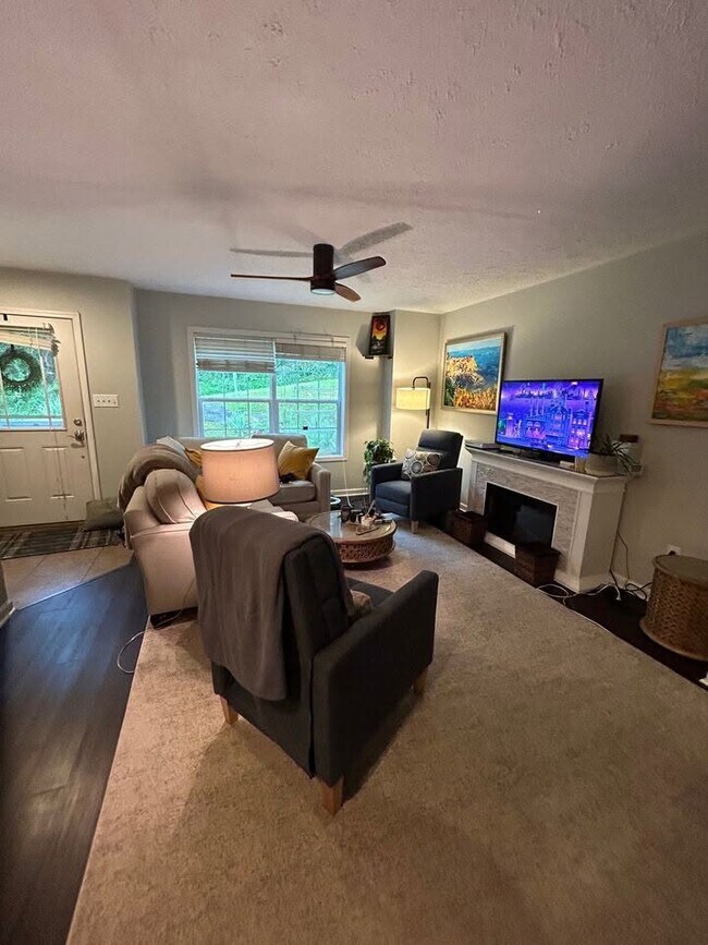 Foto del edificio - 596 White Laurel Ln