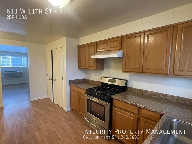 Foto del edificio - 611 W 11th St