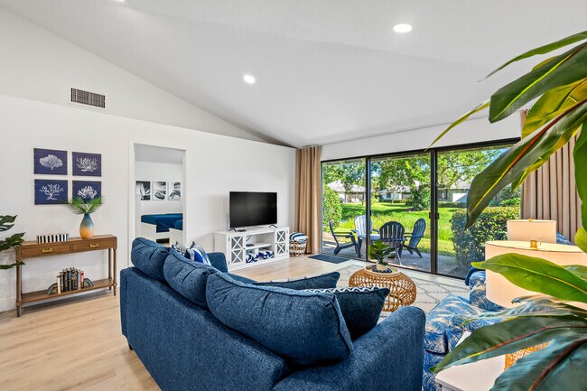 Building Photo - 615 Club Dr
