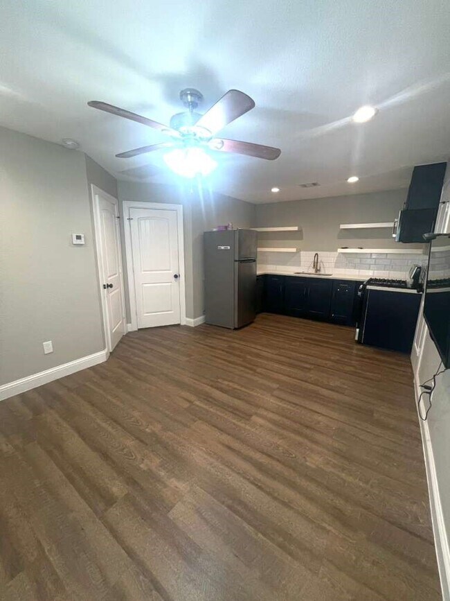 Foto del edificio - 3807 Edison St