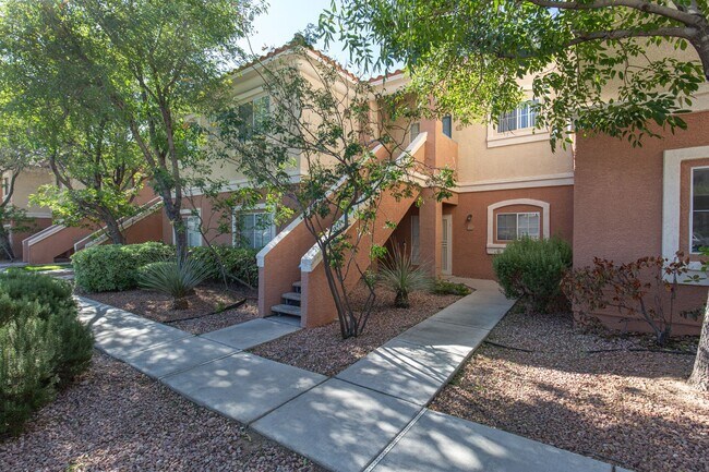 Foto del edificio - Enormous second story unit in upscale gated Summerlin community