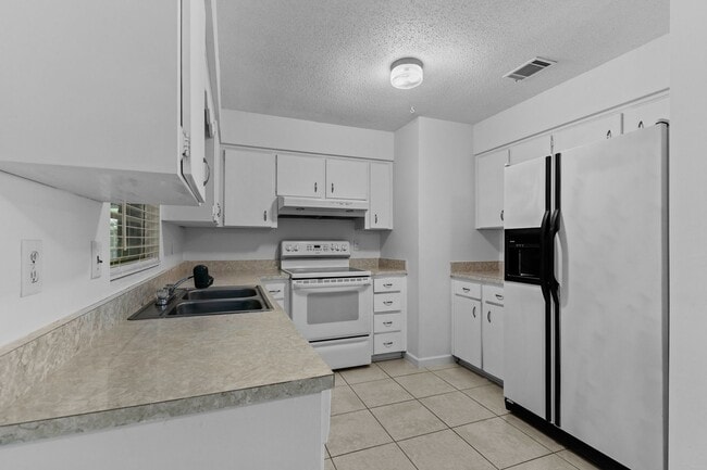 Building Photo - 3 Bedroom, 2 Bath House  on corner lot in ...