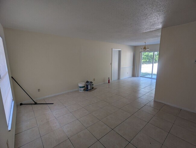 Building Photo - 3 Bedroom House For Rent, Lawncare included.