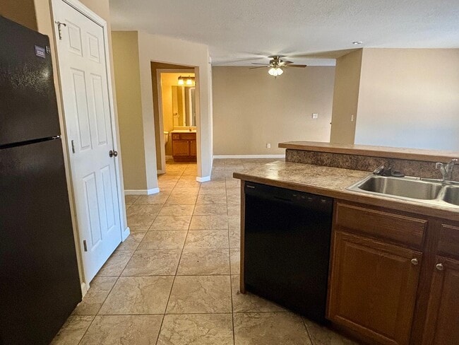 Building Photo - Feel Right at Home – Spacious 4 Bed / 3 Ba...