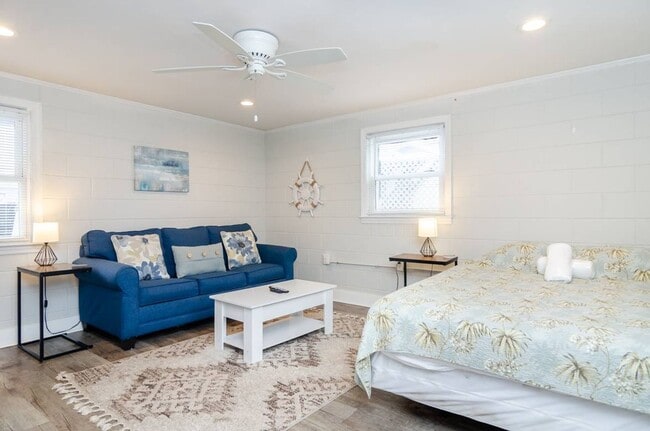 Foto del edificio - (K170) 209 K Avenue, Apartment #5, Kure Be...