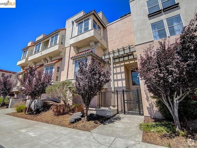 Building Photo - 426 27th St