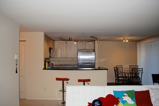 Building Photo - Spacious 2 Bed in Beautiful Complex!