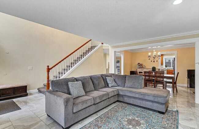Foto del edificio - 852 Burgundy Ave NE