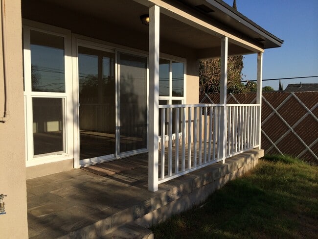 Building Photo - 3 Bed / 1 Bath Home Near Bakersfield College – $1,725 + Deposit