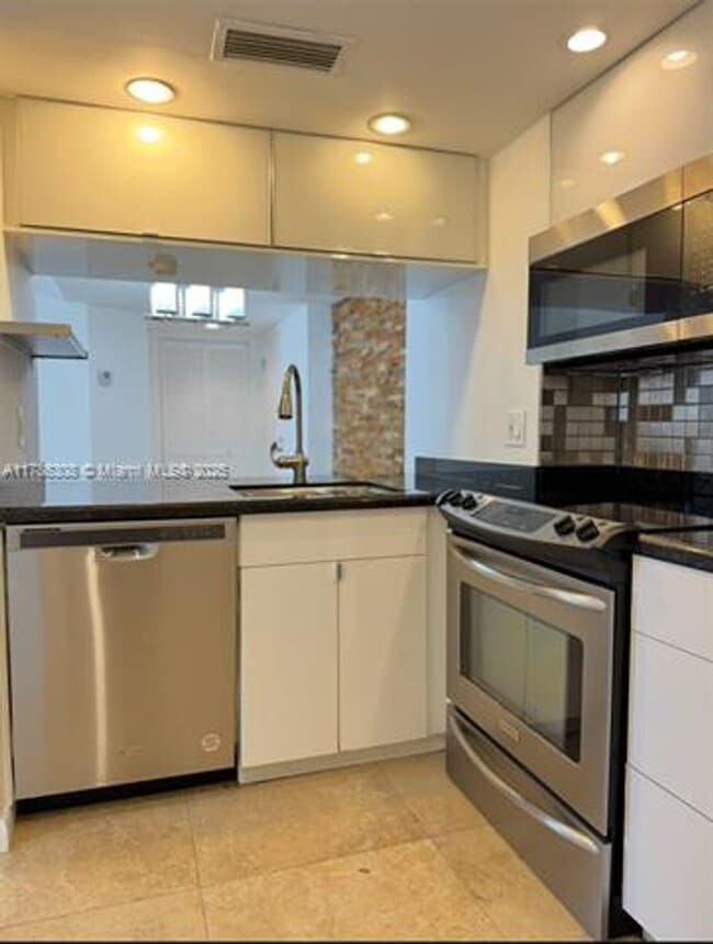Building Photo - 770 Claughton Island Dr